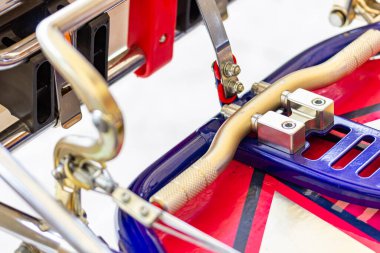 Spor go kart veya scooter (mini yarış arabası) ayarlanabilir ayak takımlarının pedal desteğini kapat )