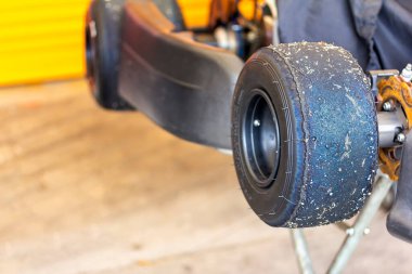 Mini yarış otomobil sporlarının tekerleklerini kapat. Kart ya da scooter kullan. Benzin istasyonundaki yarışma bittikten sonra kontrol et.
