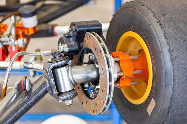 Ön tekerlek merkezleri ve hidrolik kalibreli disk disk birimi montajı eklem ya da spor go kart veya scooter (mini yarış arabası))