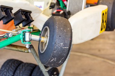 Yarış bittikten sonra benzin istasyonunda park ederken ön tekerlek mili dingil ve braket ya da mini yarış otomobil sporlarının merkezleri kart ya da scooter 'a dönüşür.