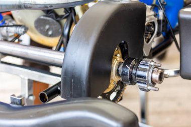 Milli dingilli standart arka tekerlek merkezleri ve mini yarış otomobil sporları zinciri ile servis istasyonunda kart ya da scooter 'a git