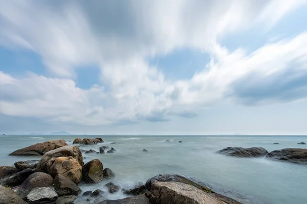 Arrecife Roca Playa Con Hermoso Mar Cielo Azul Con Nubes — Foto de Stock
