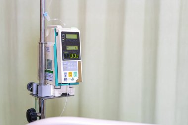 Kontrol için modern otomatik infüzyon pompası sıvı ilaç veya besin maddeleri sodyum klorür çözeltisi sıvısı serumunu fotokopi alanı ile doldurur