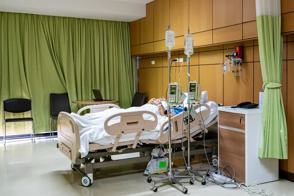 Die Patienten Die Auf Dem Bett Schliefen Wurden Mit Kochsalzlösung — Stockfoto