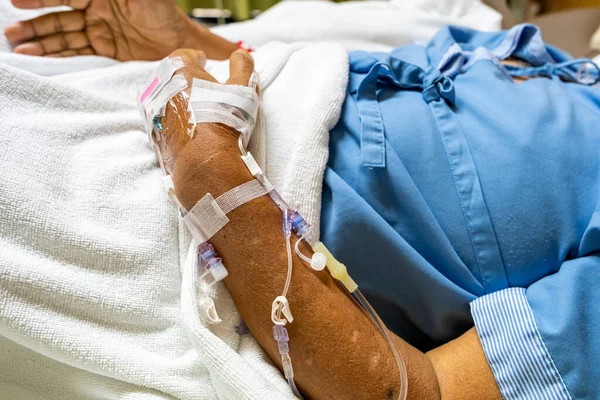 Beteg Karjának Csöpögő Csövének Szelektív Középpontba Helyezése Vagy Kórházi Kórteremben — Stock Fotó