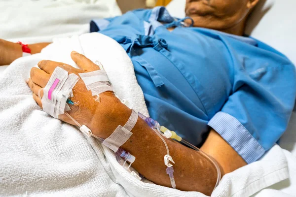 Selektivt Fokus Hand Och Droppslang Patient Eller Fall Sjukhus Ligger — Stockfoto