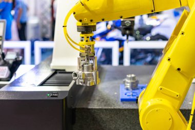 Teftiş için ölçüm makinesini (CMM) koordine etmek için otomatik klemp veya chuck ile yüksek teknoloji robot kavrama ve motor parçası transferi