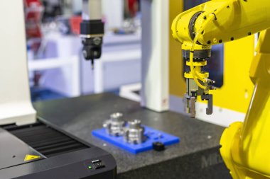 Teftiş için ölçüm makinesini (CMM) koordine etmek üzere motor parçası veya otomobil parçası transferi için otomatik klemp veya chuck ile yüksek teknoloji robot tutuşu