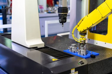 Teftiş için ölçüm makinesini (CMM) koordine etmek üzere motor parçası veya otomobil parçası (hortum konumu) transferi için otomatik klemp veya chuck ile yüksek teknoloji robot tutuşu
