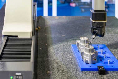 Üretim sürecinde sanayi için denetim hassasiyeti ve doğruluk kısmı (hortum tutuşu) sırasında otomatik çoklu koordine ölçüm makinesi (CMM)