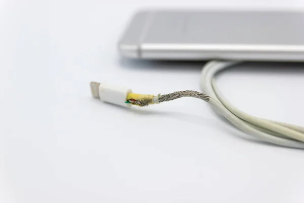 Unsicheres Kabel Handy Ladegerät Mangel Beschädigung Auf Weißem Hintergrund — Stockfoto