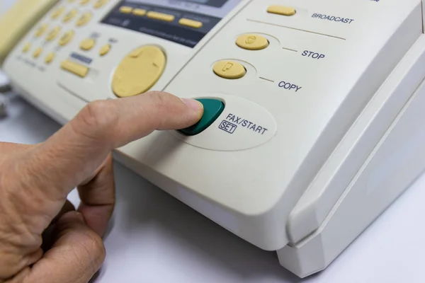 Homem Das Mãos Está Usar Fax Escritório Conceito Negócio — Fotografia de Stock