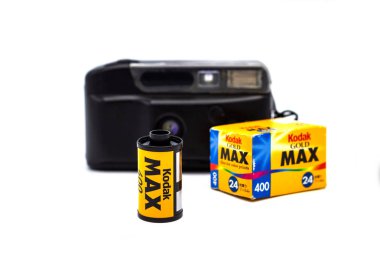 Bangkok Tayland - 16 Mayıs 2018: Kodak Gold Max 400 film kamera için eski çeşitli vintage 35mm film rulo, beyaz arka plan üzerinde izole.  