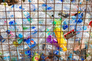 Bangkok Tayland: - 19 Mayıs 2018:-birçok plastik şişe geri dönüşüm için geri dönüştürülmüş olacak, boş geri dönüşüm kavramı kullanılan plastik şişe 