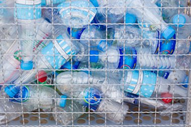 Bangkok Tayland: - 19 Mayıs 2018:-birçok plastik şişe geri dönüşüm için geri dönüştürülmüş olacak, boş geri dönüşüm kavramı kullanılan plastik şişe 