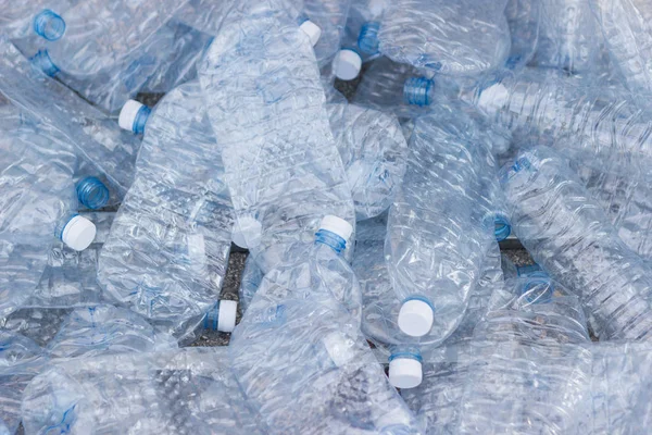 ペットボトル 空をリサイクルの概念を使用してプラスチック製のボトル — ストック写真
