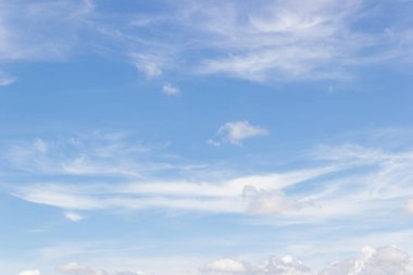 Bulutlu, şeffaf mavi gökyüzü ve atmosferik öğleden sonra.