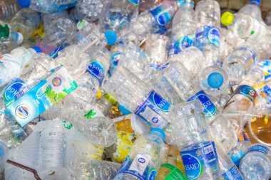 Bangkok Tayland: - 19 Mayıs 2018:-birçok plastik şişe geri dönüşüm için geri dönüştürülmüş olacak, boş geri dönüşüm kavramı kullanılan plastik şişe 