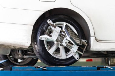 Bulanık - araba Servis Merkezi, beyaz araba servisi giriyor. Araba tekerlek hizalama 