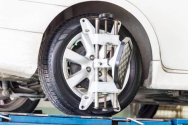 Bulanık - araba Servis Merkezi, beyaz araba servisi giriyor. Araba tekerlek hizalama 