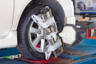 Bulanık - araba Servis Merkezi, beyaz araba servisi giriyor. Araba tekerlek hizalama 