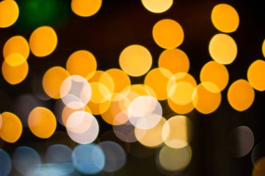 Geceleri bahçede ağaç üzerinde asılı bulanık-Bokeh dekoratif açık dize ışıklar dekoratif Noel ışıkları mutlu yeni yıl zaman