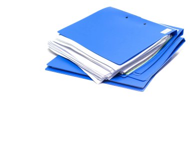 dosya klasörü ve iş yığını beyaz arka plan kopya alanı ile izole kağıt dosya rapor