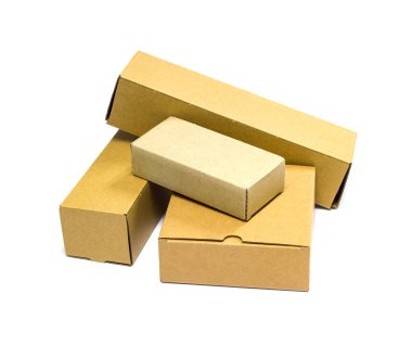 Ambalaj ürün ve posta teslim beyaz bir arka plan üzerinde izole kahverengi karton kutu