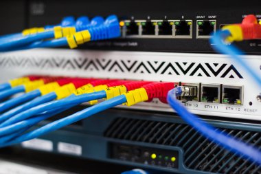 Ağ sunucu odası anahtarı ve ethernet kabloları 
