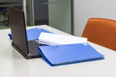 Mavi dosya klasörü belge ve defter arka plan üzerinde beyaz masa toplantı odası, iş kavramı ofis yaşam  