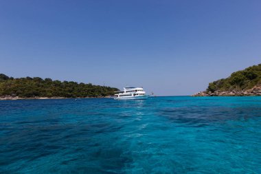 Phang nga, Tayland-14 Şubat 2018: Similan Adaları bir turizm olarak özellikli güzelliğine denizin altında. adanın etrafında dalış turist çekmek için tekne.