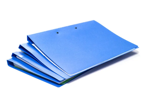 青色のファイル フォルダーと白い背景で分離されたビジネス レポート用紙ファイルのスタック — ストック写真