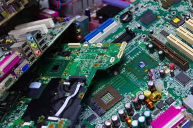 Elektronik atık - eski bilgisayar devre kartlarına geri dönüşüm sanayi