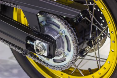 ayrıntı motosiklet tekerlek siyah kapatın ve motosiklet parçası sarı, Abs frenler.