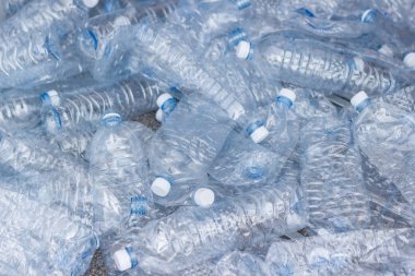 Plastik atık - plastik şişe, boş kullanılan plastik şişe geri dönüşüm kavramı 