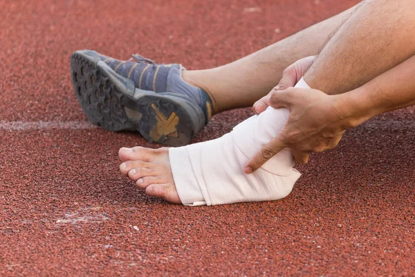 Hombre Deportivo Corredor Con Tobillo Lesionado Durante Entrenamiento Estadio —  Fotos de Stock