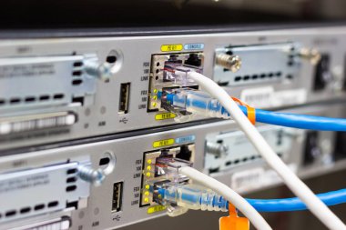 Ağ anahtarı rafa, ağ kabloları, Sfp modül bağlantı noktası Datacenter odasında kavramı iletişim teknolojisi