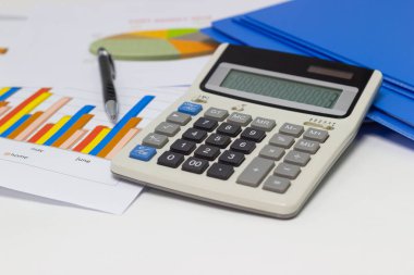 iş kağıt grafikleri ve çizelgeleri raporu, Resepsiyon, finansal planlama, kavramlar iş ve maliyet hesap makinesi ile kalem.
