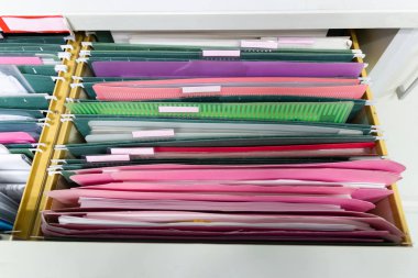 Dosyaları belge dosya klasörleri çalışma ofisinde Bangkok Tayland iş kavramı tam kağıtları yığınla çekmecede asılı 