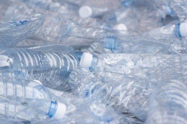 Plastik atık - plastik şişe, boş kullanılan plastik şişe geri dönüşüm kavramı 
