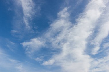 Bulutlu, şeffaf mavi gökyüzü ve atmosferik öğleden sonra.