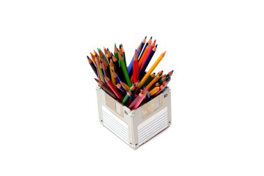 disket, eski mobilyaları kullanılan yaratıcı nesneleri geri dönüşüm. -Geliştirilmiş bir renk kalem kutusu, izole kavramı geri dönüşüm floppy disk