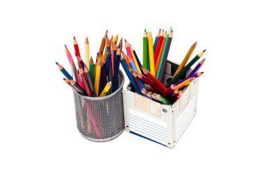 disket, eski mobilyaları kullanılan yaratıcı nesneleri geri dönüşüm. -Geliştirilmiş bir renk kalem kutusu, izole kavramı geri dönüşüm floppy disk  