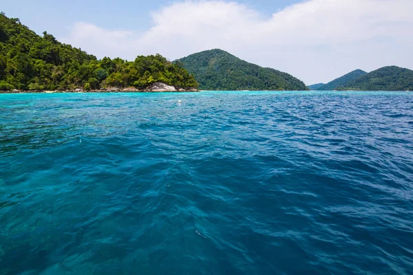 Tayland - deniz altında güzellik özellikli bir turizm olarak Surin Islands Seyahat. Ziyaretçi varış adada karşılamaya kapıyı. Phang nga, Tayland
