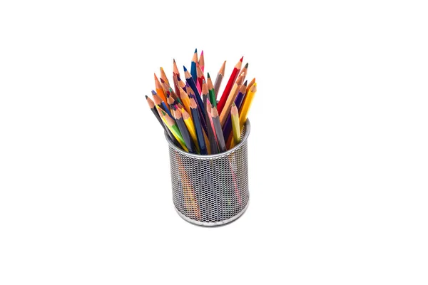 白い背景に分離されたカップで色鉛筆の様々 — ストック写真