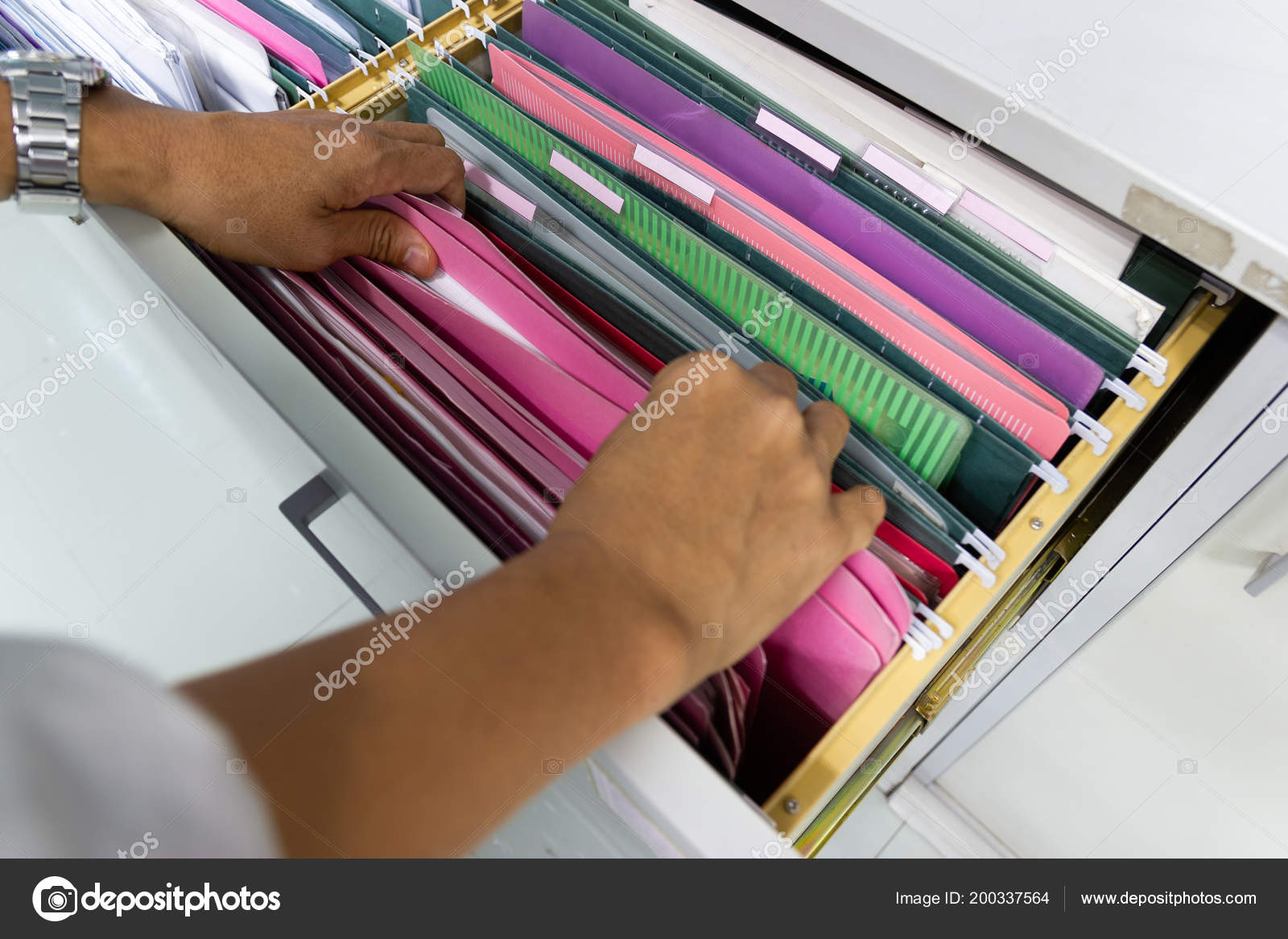Las Manos Del Hombre Buscar Archivos Documento Colgar Carpetas Archivos —  Foto de stock #200337564 © piyaphunjun.gmail.com, image size:1600x1167