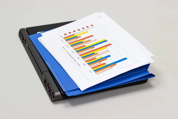 Gráfico Folha Papel Laptop Para Preparação Para Negócios Mesa Sala — Fotografia de Stock