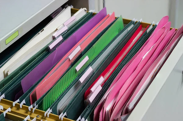 Dosyaları belge dosya klasörleri çalışma ofisinde Bangkok Tayland iş kavramı tam kağıtları yığınla çekmecede asılı 