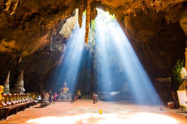 Khao Luang Phetchaburi, mağara güneş nüfuz üst make iç bile daha güzel. Tayland 