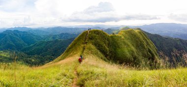 Khao Chang gitti - tanga Pha Phum Milli Park'ın en yüksek tepe Kanchanaburi Tayland - turistler doğal yollar yürüyor 